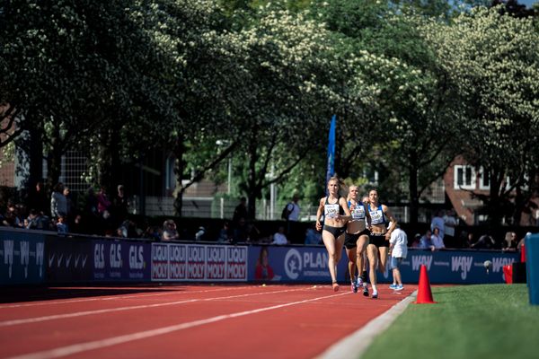 Laura Voss (LAZ Soest) vor Paula de Boer (MTV Luebeck), und Katharina Kemp (MTV Luebeck) ueber 800m am 08.05.2022 beim Stadtwerke Ratingen Mehrkampf-Meeting 2022 in Ratingen